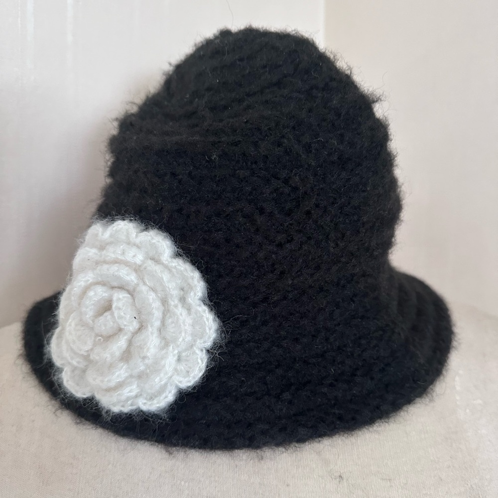 🍁Classic hat with a detachable white knitted flower.